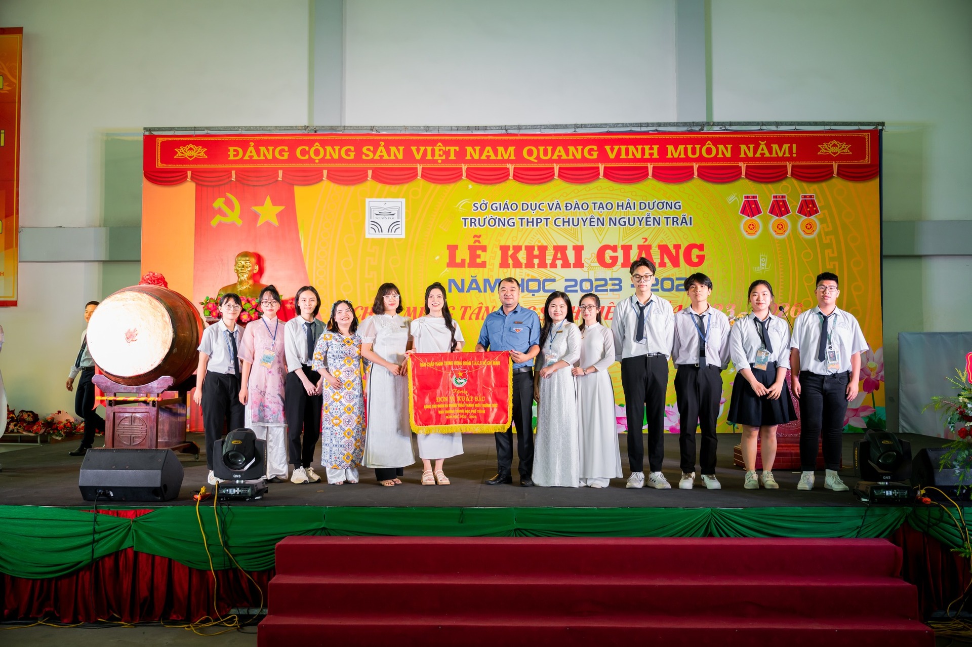 Nhấn để phóng to